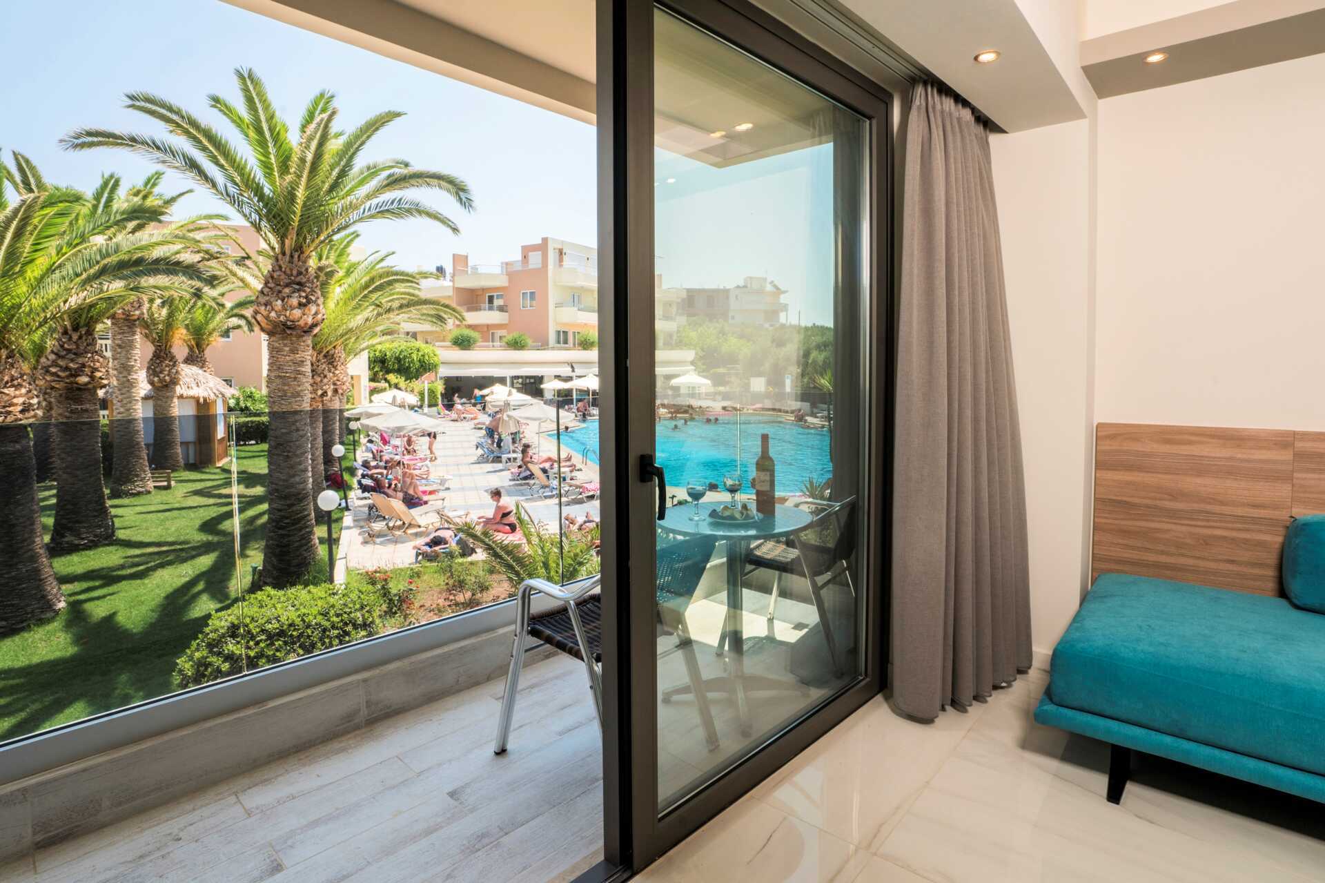 Tweepersoonskamer met uitzicht op het zwembad.