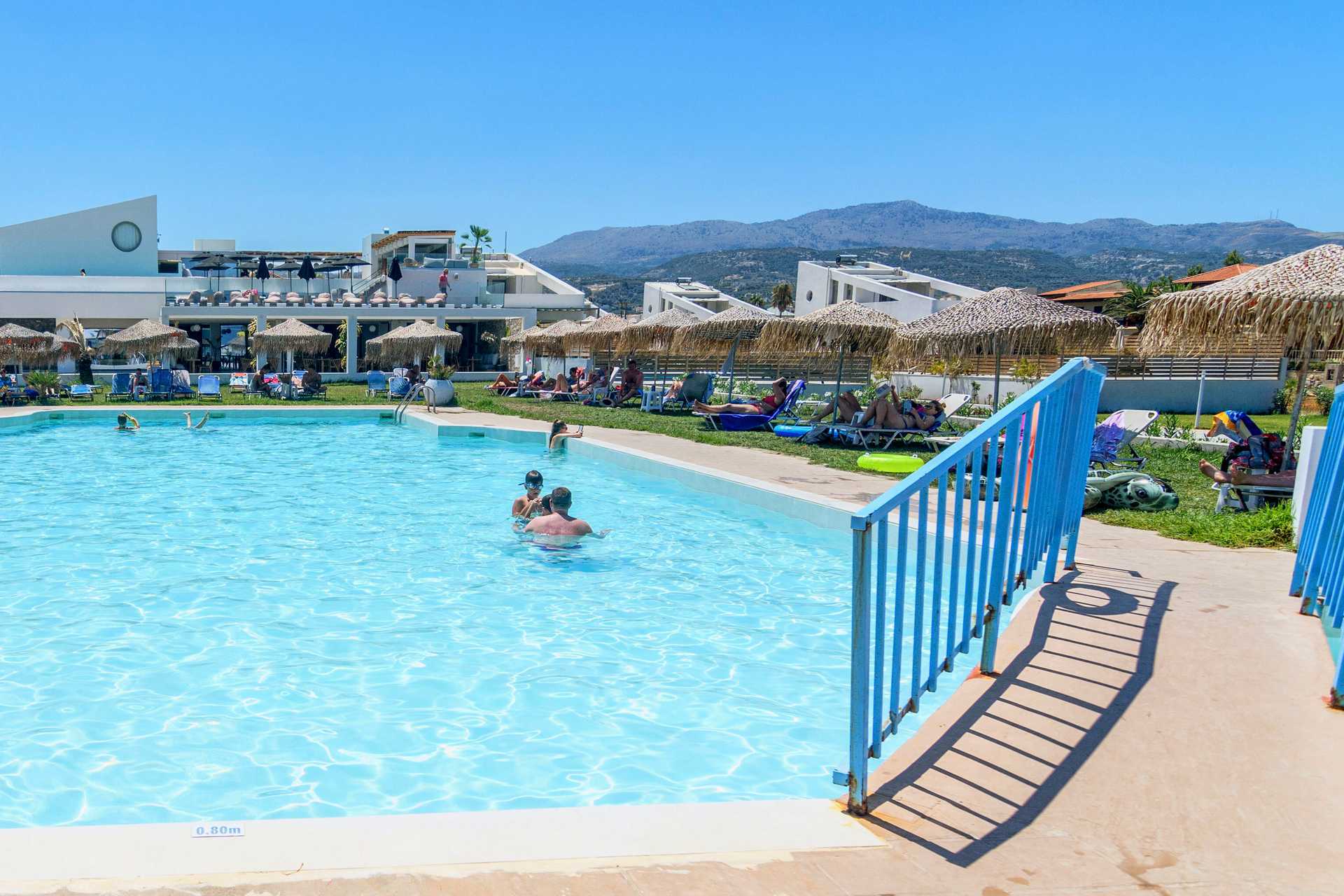 Zwembad bij hotel Varvara's Diamond in Rethymnon, Kreta.