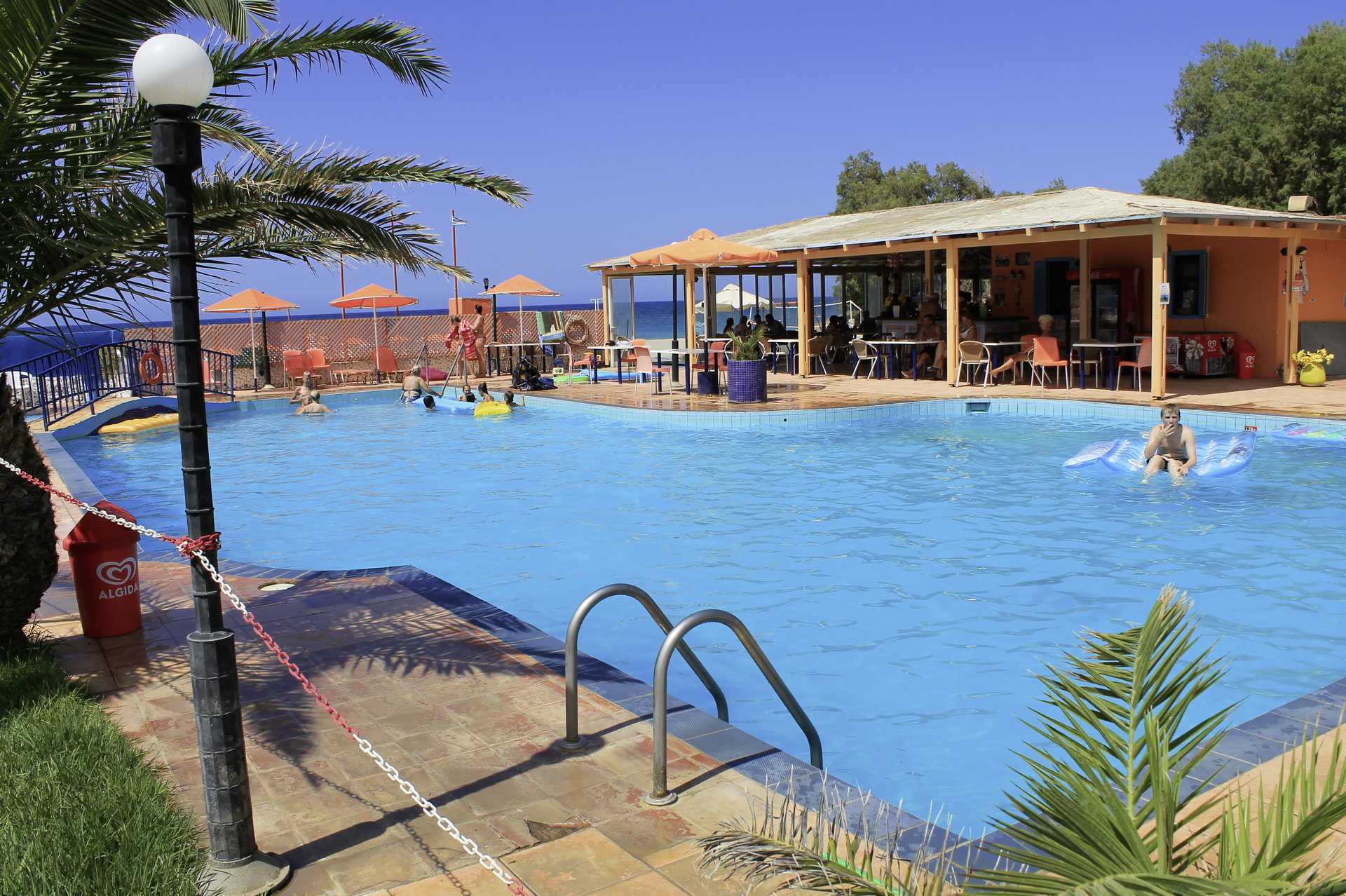 Zwembad bij hotel Varvara's Diamond in Rethymnon, Kreta.