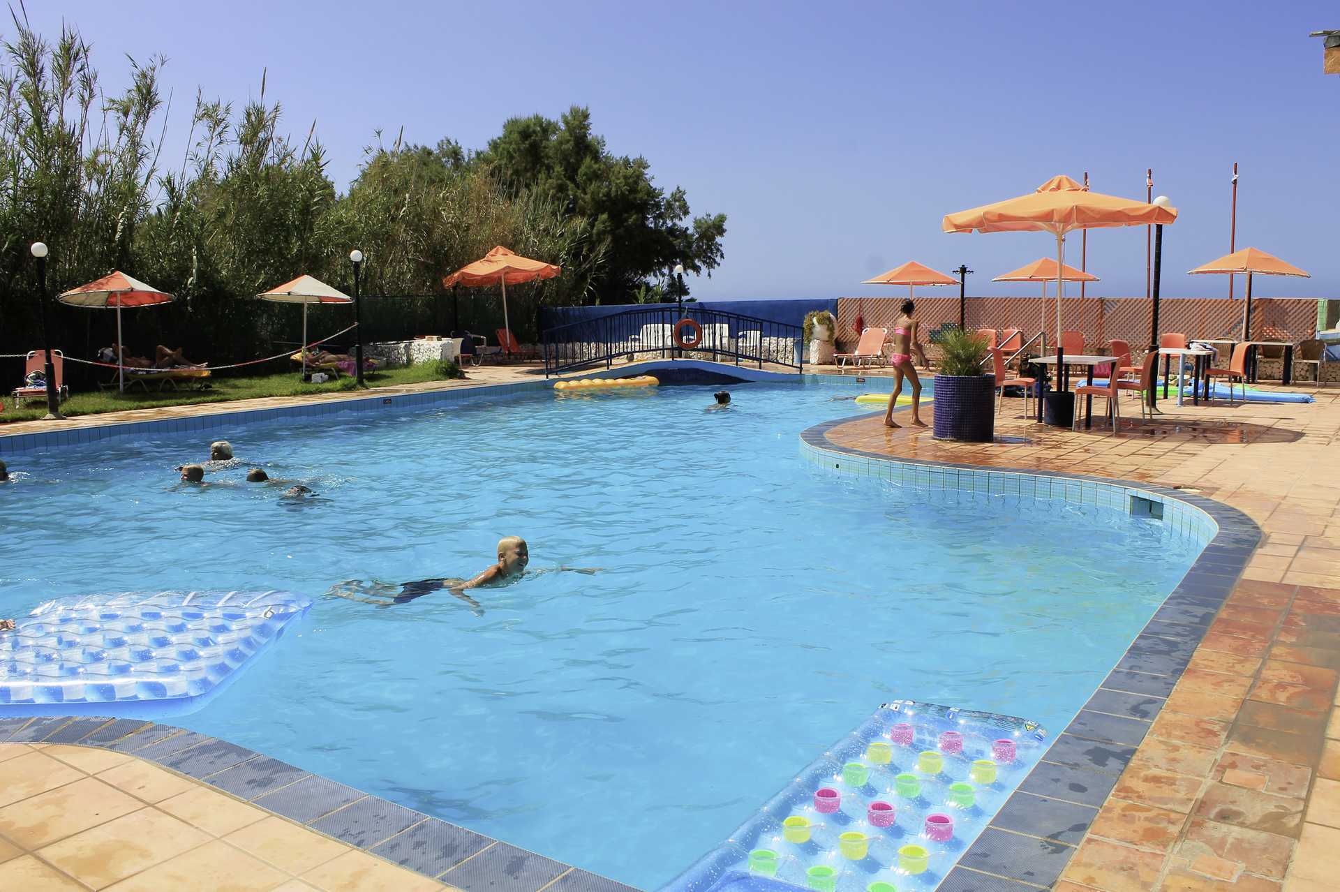 Zwembad bij hotel Varvara's Diamond in Rethymnon, Kreta.