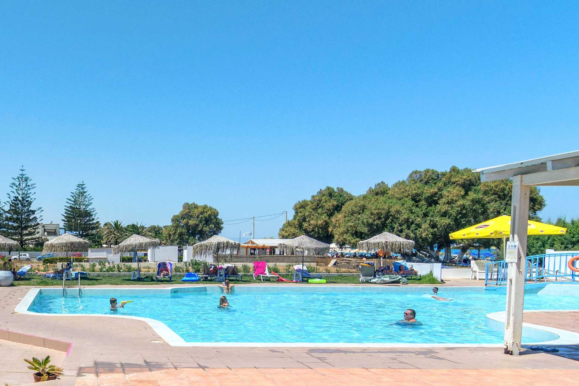 Zwembad bij hotel Varvara's Diamond in Rethymnon, Kreta.