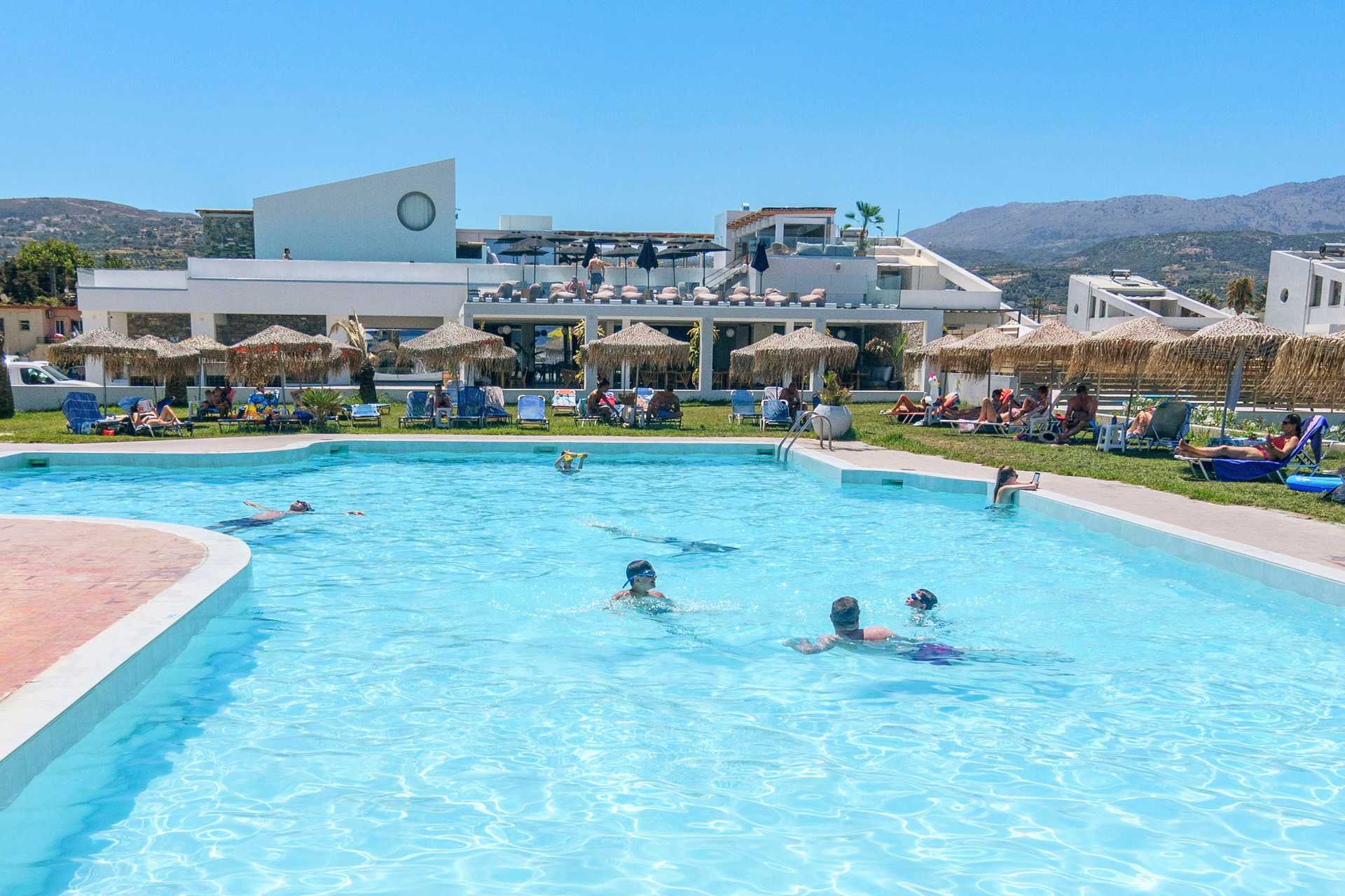 Zwembad bij hotel Varvara's Diamond in Rethymnon, Kreta.