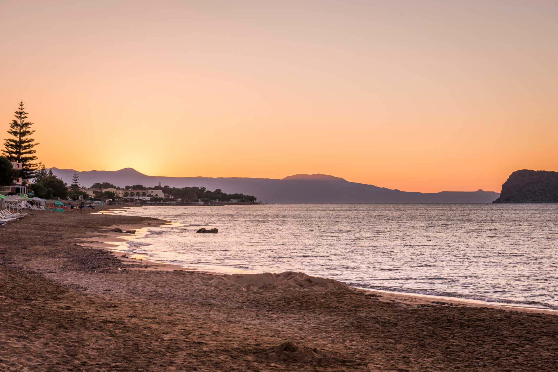 Het strand van Hotel Veli in Kato Stalos op Kreta, Griekenland.