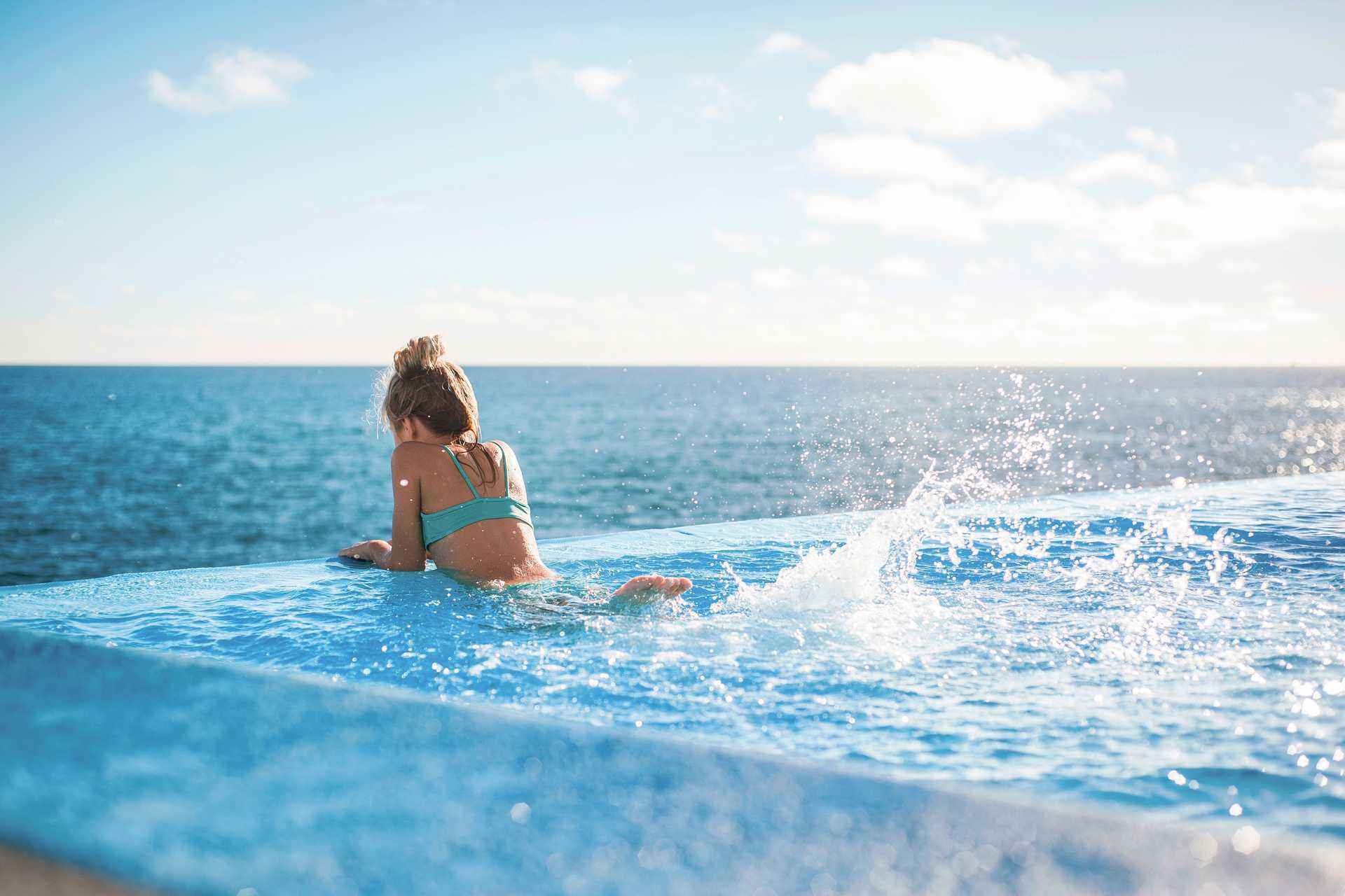 Infinity-zwembad bij VIDAMAR Resorts Madeira in Portugal.