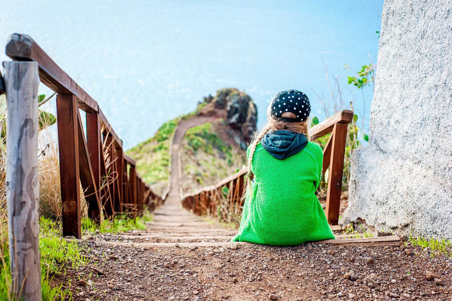 Wandelen in heuvelachtig terrein op Madeira.