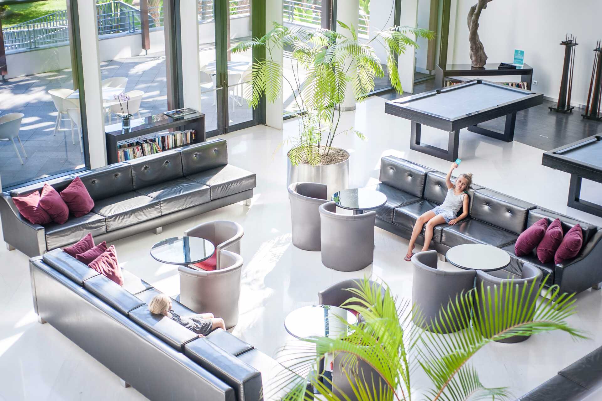 Lobby bij VIDAMAR Resorts Madeira, Portugal.