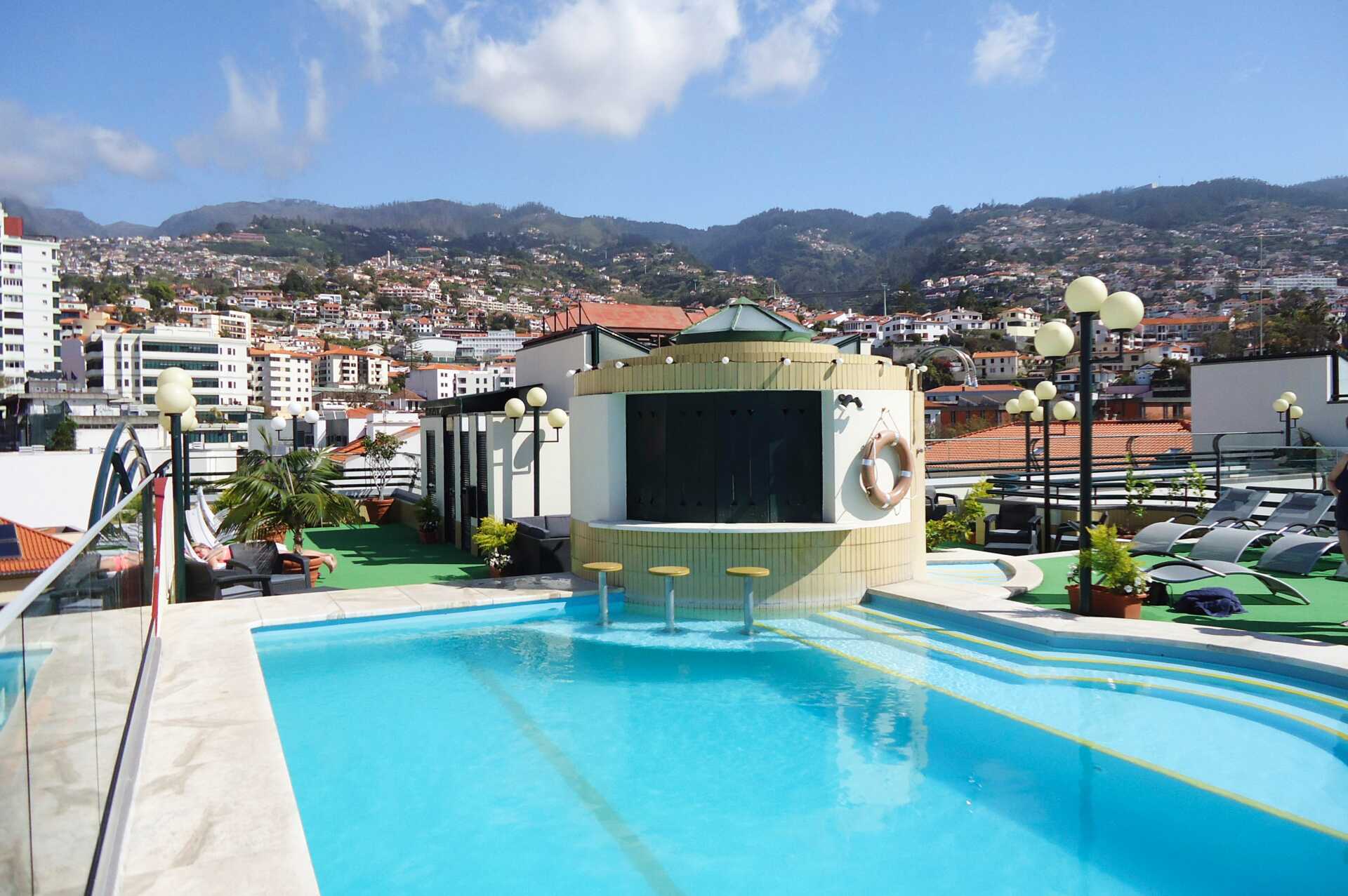 Het zwembad van Hotel Windsor in Funchal op Madeira.