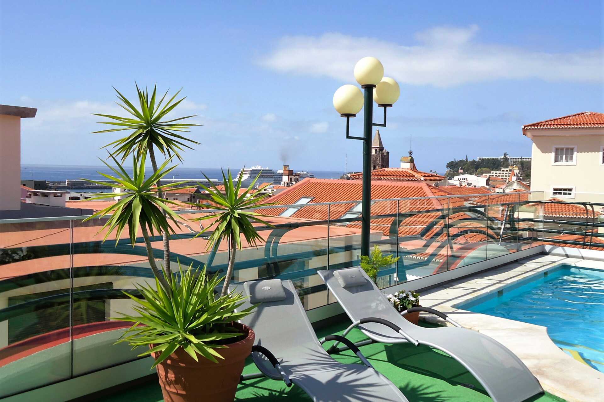 Het zwembad van Hotel Windsor in Funchal op Madeira.